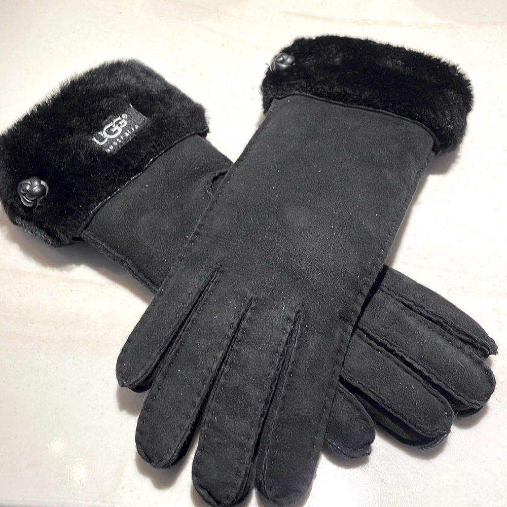 Women’s Ugg shearling gloves soft warm fleece fuzzy size M EUC